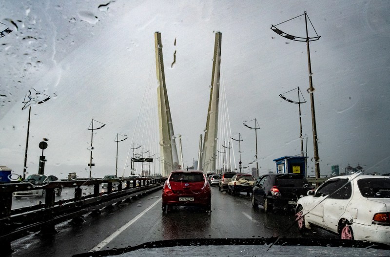 1 канала владивосток на сегодня. Владивосток мост. Мост дождь. Мост Владивосток ночью. Ветер во Владивостоке.