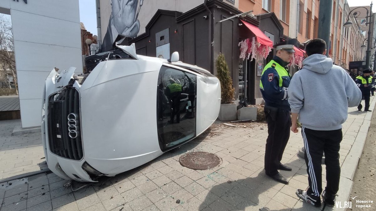 Audi врезалась в известный ресторан и перевернулась»: жесткое ДТП во  Владивостоке — фото - PortoFranko