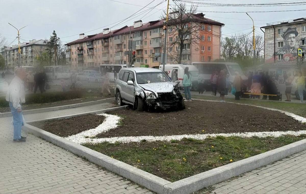 Приступ за рулем»: джип на скорости влетел в остановку с людьми –  подробности (фото) - PortoFranko