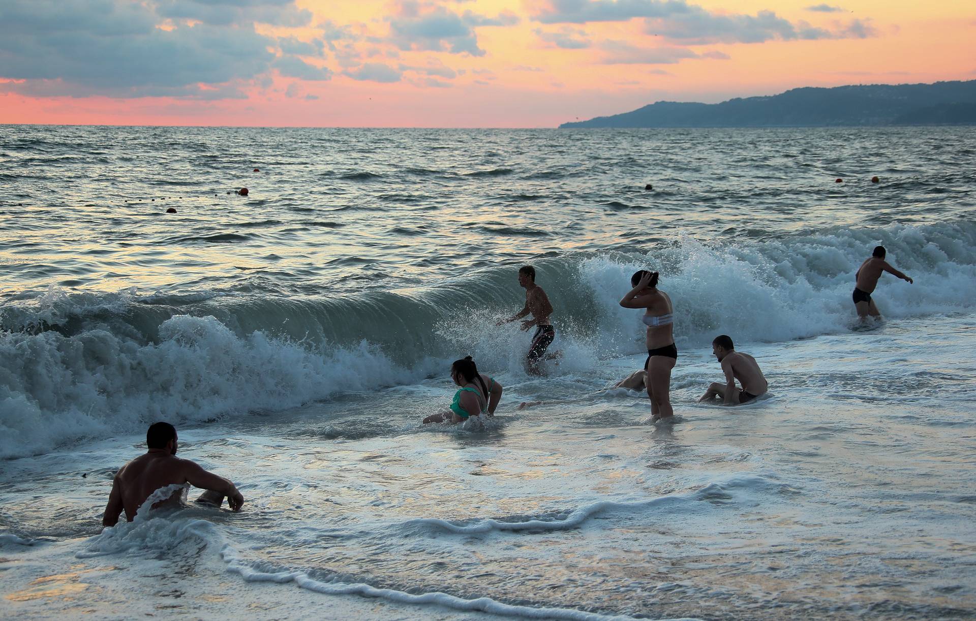 Самое тепло море. Теплое море. Курорты России на море. Черное море с людьми. Самое теплое море.