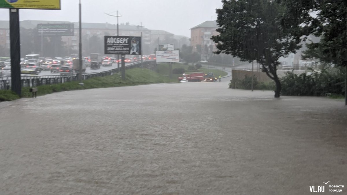 Машины утонули, вода по пояс»: ситуация во Владивостоке — кадры -  PortoFranko