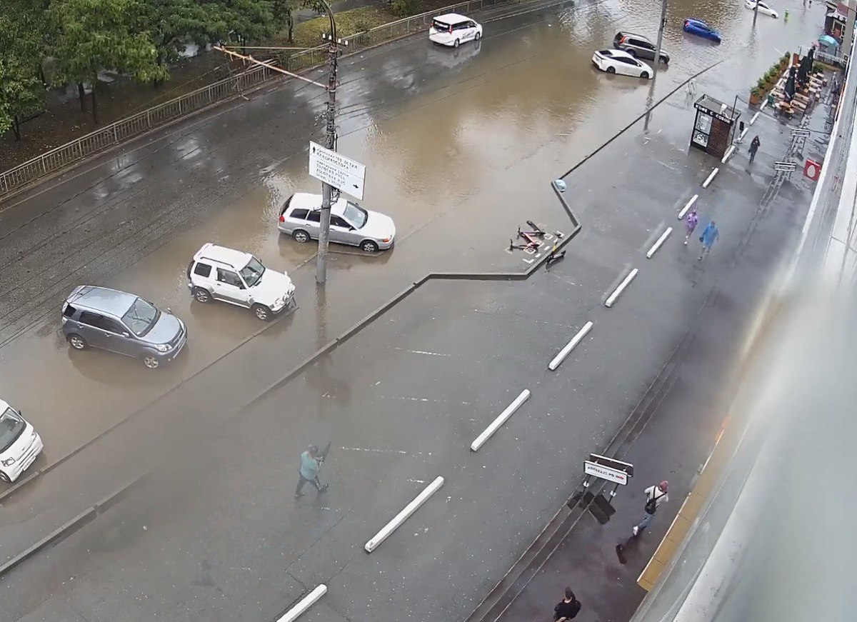 Машины утонули, вода по пояс»: ситуация во Владивостоке — кадры -  PortoFranko