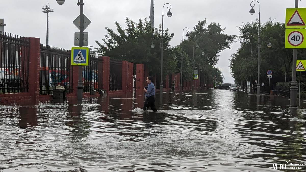 Машины утонули, вода по пояс»: ситуация во Владивостоке — кадры -  PortoFranko