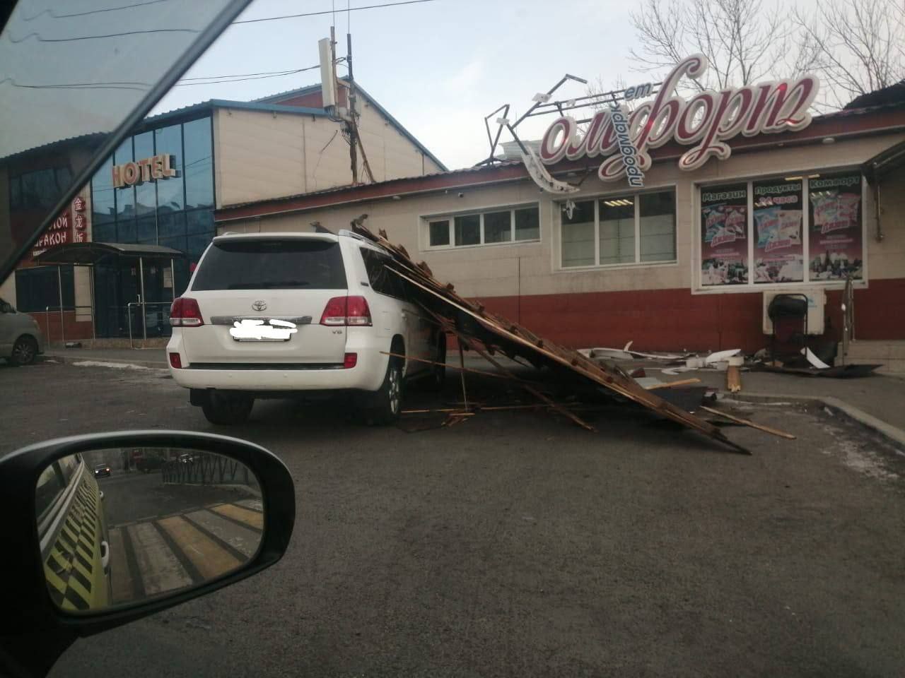 На «Ленд Крузер» наехала крыша»: ураганный ветер во Владивостоке дает жару  - PortoFranko