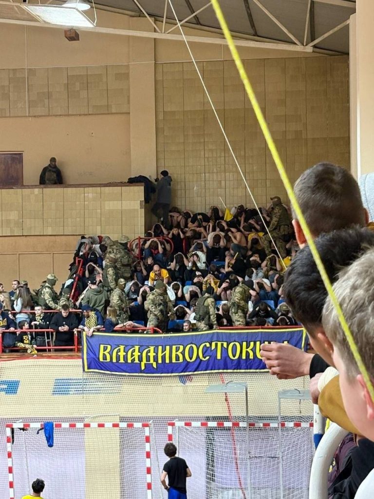 болельщики мини футбола поддерживают команду